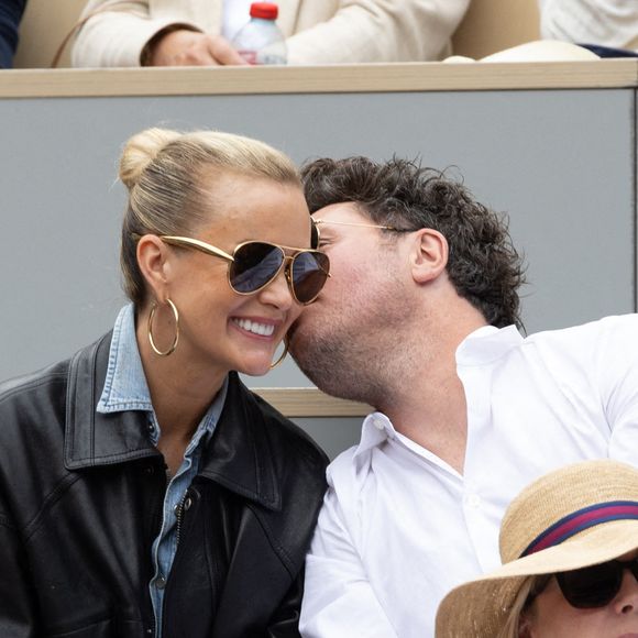 Laeticia Hallyday et son petit ami Frédéric Suant en tribune lors des Internationaux de France 2025 à Roland Garros le 26 mai 2025 à Paris, France. Photo by Nasser Berzane/ABACAPRESS.COM