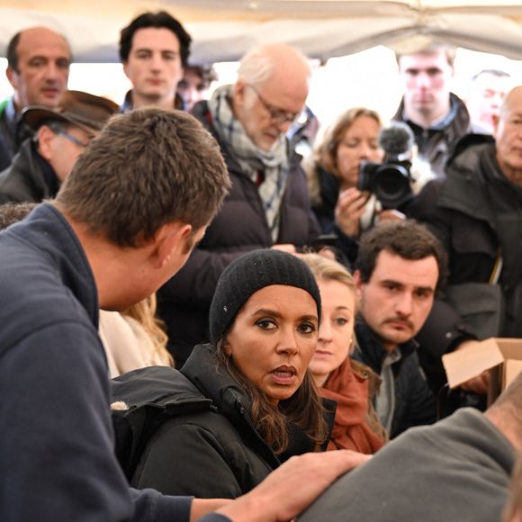 Comme elle l'avait annoncé la semaine dernière, l'animatrice de l'émission "L'amour est dans le pré", Karine Le Marchand, a amené près de 200 croissants aux agriculteurs sur un barrage sur l'autoroute A4 aux portes de Paris, pour leur affirmer son soutien. Le 29 janvier 2024. © Pierre Perusseau - Jeremy Melloul / Bestimage