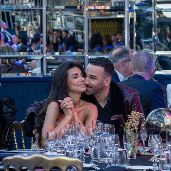 Leur relation a été confirmée lors d’apparitions à Monaco et au Festival de Cannes.

Adil Rami et Léna Guillou lors de la 21ème édition du concours de beauté "Top Model International" dans la salle des Étoiles du Sporting de Monte-Carlo, Monaco, le 174 mai 2025. © Martin Bousseau/Bestiamge