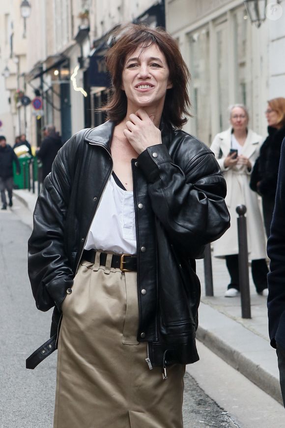 Charlotte Gainsbourg lors de la cérémonie de dévoilement de la plaque "Maison des Illustres" de la Maison Gainsbourg à Paris, France, le 2 avril 2024. © Christophe Clovis/Bestimage