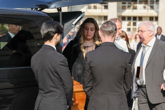 Milla Savarese, la fille de la défunte et son grand-père Daniel Dequenne à la sortie des obsèques d'Emilie Dequenne au cimetière Père Lachaise à Paris, France, le 26 mars 2025. © Cyril Moreau/Bestimage