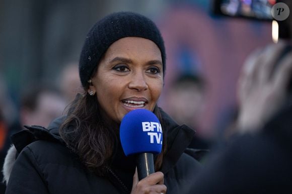 Karine Le Marchand soutient les agriculteurs sur le barrage de l'Autoroute A4 à hauteur de Jossigny en Seine et Marne le 29 Janvier 2024. Comme elle l'avait annoncé la semaine dernière, l'animatrice de l'émission "L'amour est dans le pré", Karine Le Marchand, a amené près de 200 croissants aux agriculteurs sur un barrage sur l'autoroute A4.
© Jeremy Melloul - Pierre Perusseau / Bestimage