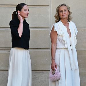Très discrets d'ordinaire, les frère et sœur ont prouvé qu'ils avaient hérité de l'allure impeccable de leur maman.

Caroline Roux et sa fille Rosalie - Personnalités à la sortie de la cérémonie de remise de légion d'honneur de Jean-Paul Bigard, Pdg de l'entreprise éponyme, au palais de l'Elysée à Paris le 27 mai 2026.

© Christian Liewig / Bestimage