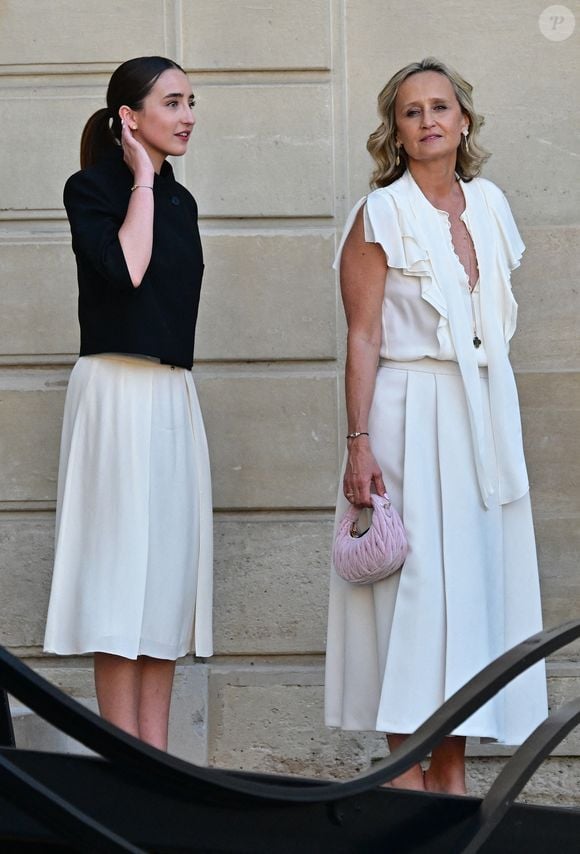 Très discrets d'ordinaire, les frère et sœur ont prouvé qu'ils avaient hérité de l'allure impeccable de leur maman.

Caroline Roux et sa fille Rosalie - Personnalités à la sortie de la cérémonie de remise de légion d'honneur de Jean-Paul Bigard, Pdg de l'entreprise éponyme, au palais de l'Elysée à Paris le 27 mai 2026.

© Christian Liewig / Bestimage