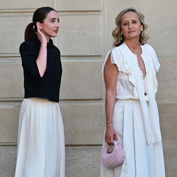 Très discrets d'ordinaire, les frère et sœur ont prouvé qu'ils avaient hérité de l'allure impeccable de leur maman.

Caroline Roux et sa fille Rosalie - Personnalités à la sortie de la cérémonie de remise de légion d'honneur de Jean-Paul Bigard, Pdg de l'entreprise éponyme, au palais de l'Elysée à Paris le 27 mai 2026.

© Christian Liewig / Bestimage
