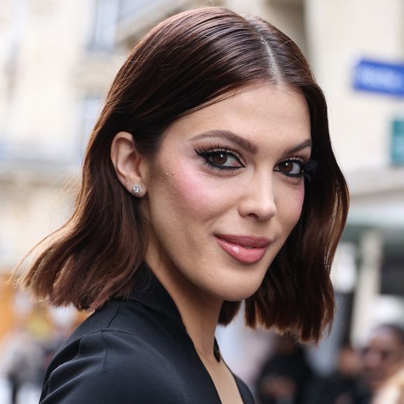 Ilyes Djadel a raconté dans Legend un souvenir marquant de ses débuts, chez son ami Kev Adams. 

Iris Mittenaere - Les célébrités arrivent au défilé Stéphane Rolland à la Salle Pleyel, "Collection Haute Couture Printemps/Eté 2025" lors de la Fashion Week de Paris (PFW). 
© Denis Guignebourg / Bestimage