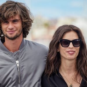 Diego Le Fur et sa mère, la réalisatrice Maïwenn au photocall de "Jeanne du Barry" lors du 76ème Festival International du Film de Cannes, le 17 mai 2023. © Dominique Jacovides/Cyril Moreau/Bestimage