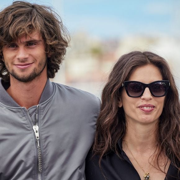 Diego Le Fur et sa mère, la réalisatrice Maïwenn au photocall de "Jeanne du Barry" lors du 76ème Festival International du Film de Cannes, le 17 mai 2023. © Dominique Jacovides/Cyril Moreau/Bestimage
