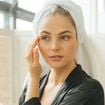 Crème pour le contour des yeux : vous l’appliquez mal, voici les bons gestes pour atténuer cernes et poches