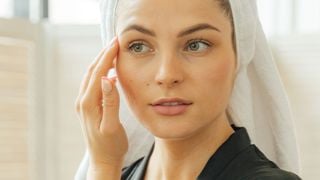 Crème pour le contour des yeux : vous l’appliquez mal, voici les bons gestes pour atténuer cernes et poches