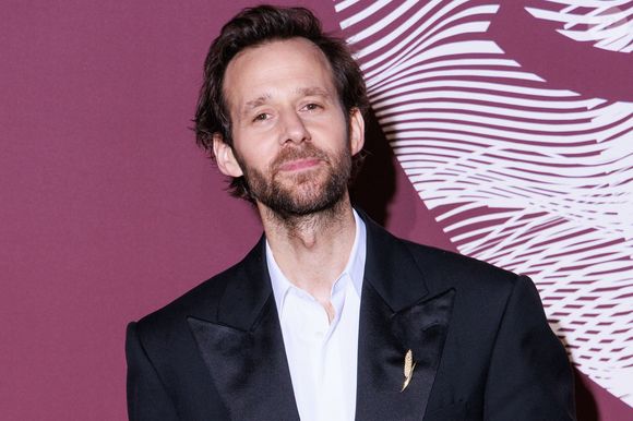 Pendant longtemps, il n'a pas compris le succès de Benjamin Lavernhe.

Benjamin Lavernhe posant à son arrivée au dîner de gala suivant la 51e cérémonie des César, qui s'est tenu au Fouquet's, restaurant emblématique de Paris, le 26 février 2026. Photo par David Boyer/ABACAPRESS.COM