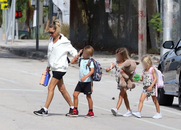 L’ancienne tenniswoman porte un costume ample, relançant les rumeurs de grossesse.

Anna Kournikova emmène ses enfants Nicholas, 8 ans, Lucy, 8 ans, et Mary, 5 ans, à la salle d'arts martiaux où ils pratiquent le karaté, à Miami. Photo par 305SCHOCK / Bestimage