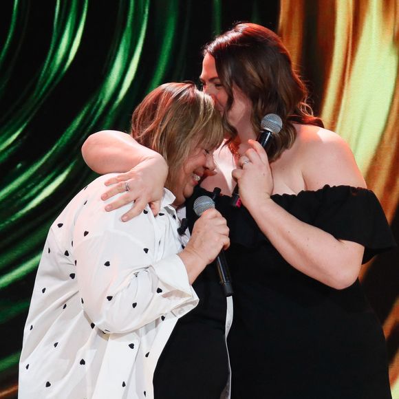 Exclusif - Michèle Bernier et sa fille Charlotte Gaccio lors de l'enregistrement de l'émission "Famille je vous aime" présentée par M. Drucker et qui sera diffusée le 13 juin 2025 sur France 3, aux Studios rive gauche à Paris, France, le 14 avril 2025. © Clovis-Gaffiot/Bestimage
Tout au long de sa carrière, Michel Drucker a interviewé les parents de ses invités pour comprendre leur parcours. Il a tissé des liens avec chacune de leur famille. Voilà comment est née l'idée de " Famille je vous aime ".

Cette émission diffusée en prime time sur France 3, entre la Fête des Mères et la Fête des Pères, a pour thème principal la transmission.

La famille a toujours inspiré les artistes que ce soit en chanson ou en humour. Gad Elmaleh, le parrain de cette première émission sera accompagné de Régine et David, ses parents. Il y aura également Dany Brillant, Anne Roumanoff, Roman Doduick et leur maman, Michèle Bernier, Laurent Voulzy, Gérard Lanvin, Louis Chedid, Michel et Beatrice Leeb et leurs enfants, mais aussi David Hallyday et Olivier de Benoist dont les récents spectacles abordent ce sujet.

Entre émotion et fous rires, nous n'avons pas fini d'aimer ces drôles de Familles !