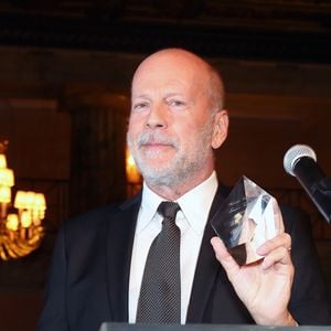 Ces moments remplis d’amour représentent pour Rumer « une immense victoire ».

Bruce Willis lors de la 2e cérémonie annuelle des Luminere Awards de M. Night Shyamalan au 26e Festival du film de Philadelphie, le 26 octobre 2017. © Backgrid USA / Bestimage