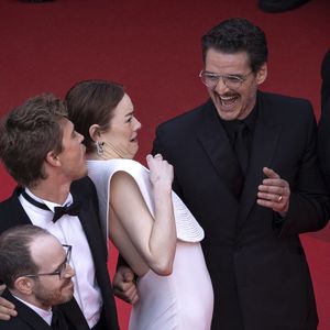 Ultra-chic dans une robe blanche Louis Vuitton, un collier à plastron et sublimée avec une coiffure chignon, la jolie rousse de 36 ans a eu beaucoup de mal à garder son calme alors que l'insecte semblait vouloir l'approcher. 

Clifton Collins Jr., Joaquin Phoenix, Ari Aster, Austin Butler, Emma Stone, Pedro Pascal, Luke Grimes - Montée des marches du film « Eddington » lors du 78ème Festival International du Film de Cannes, au Palais des Festivals à Cannes. Le 16 mai 2025
© Olivier Borde / Bestimage