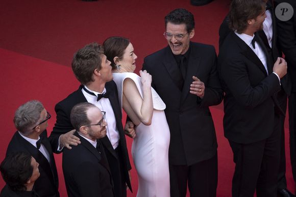 Ultra-chic dans une robe blanche Louis Vuitton, un collier à plastron et sublimée avec une coiffure chignon, la jolie rousse de 36 ans a eu beaucoup de mal à garder son calme alors que l'insecte semblait vouloir l'approcher. 

Clifton Collins Jr., Joaquin Phoenix, Ari Aster, Austin Butler, Emma Stone, Pedro Pascal, Luke Grimes - Montée des marches du film « Eddington » lors du 78ème Festival International du Film de Cannes, au Palais des Festivals à Cannes. Le 16 mai 2025
© Olivier Borde / Bestimage