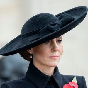 Les boucles d'oreilles en rubis de Kate Middleton revêtent une dimension symbolique !

Kate Middleton lors de la cérémonie du souvenir organisée par la Royal British Legion au National Memorial Arboretum dans le Staffordshire.

Photo : Goff  / Bestimage