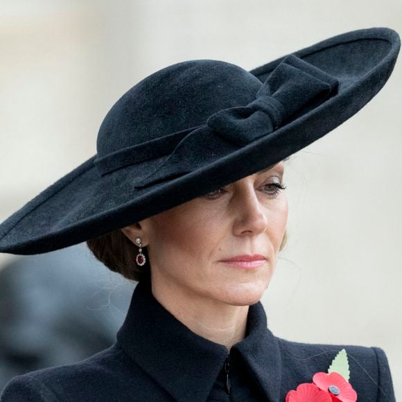 Kate Middleton avec des boucles d’oreilles en rubis presque jamais vues, l’histoire qui se cache derrière