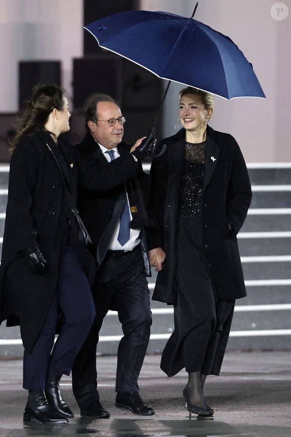 C'est à Marseille que l'actrice et l'homme politique ont déposé leurs valises.

François Holande et sa femme Julie Gayet - Arrivées à la cérémonie de réouverture de la cathédrale Notre-Dame de Paris, le 7 décembre 2024. 
© Agence / Bestimage