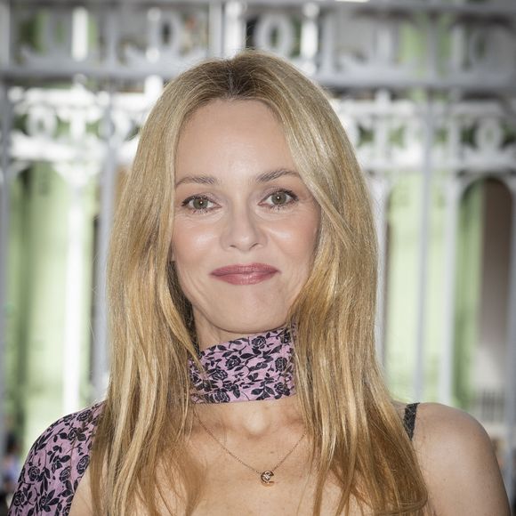 Depuis dix ans, elle suit les cours de Rodney Yee via des DVD, débutant par quinze minutes et allant parfois jusqu’à une heure et demie. 

Vanessa Paradis au Front Row du défilé de mode féminine Chanel printemps-été 2025 lors de la Fashion Week de Paris (PFW), au Grand Palais, à Paris, France, le 1er october 2024. © Olivier Borde/Bestimage