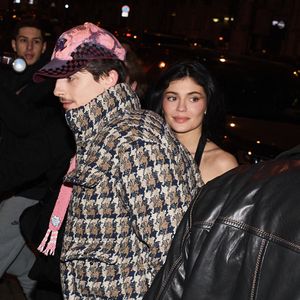 Et tous les deux étaient très bien accompagnés. 

Timothée Chalamet et Kylie Jenner de retour à l'hotel Royal Monceau après avoir diné au Bar des Prés Montaigne après l'avant-première du film "Un parfait inconnu" à Paris le 16 janvier 2025. © Cyril Moreau / Bestimage