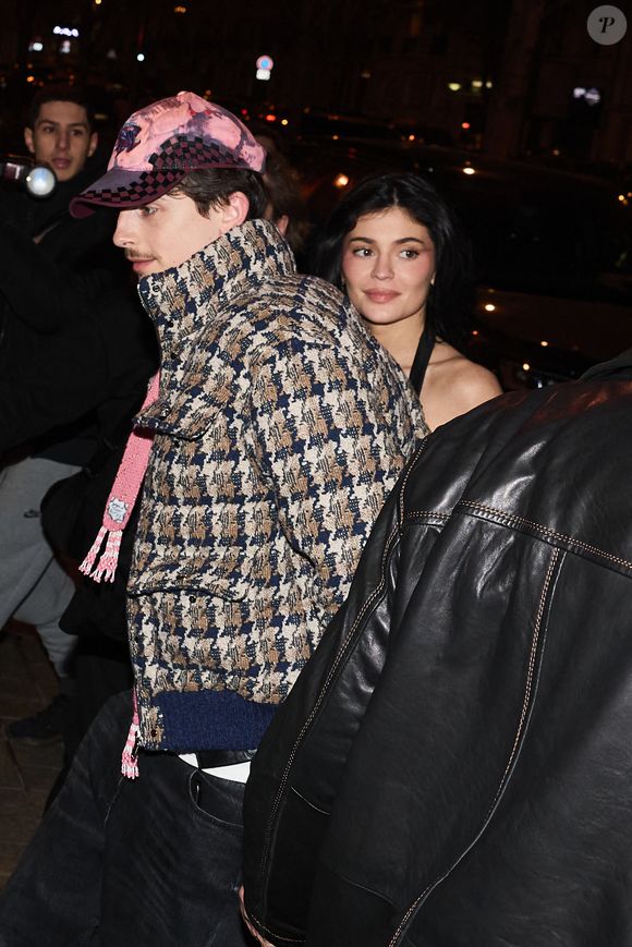 Et tous les deux étaient très bien accompagnés. 

Timothée Chalamet et Kylie Jenner de retour à l'hotel Royal Monceau après avoir diné au Bar des Prés Montaigne après l'avant-première du film "Un parfait inconnu" à Paris le 16 janvier 2025. © Cyril Moreau / Bestimage