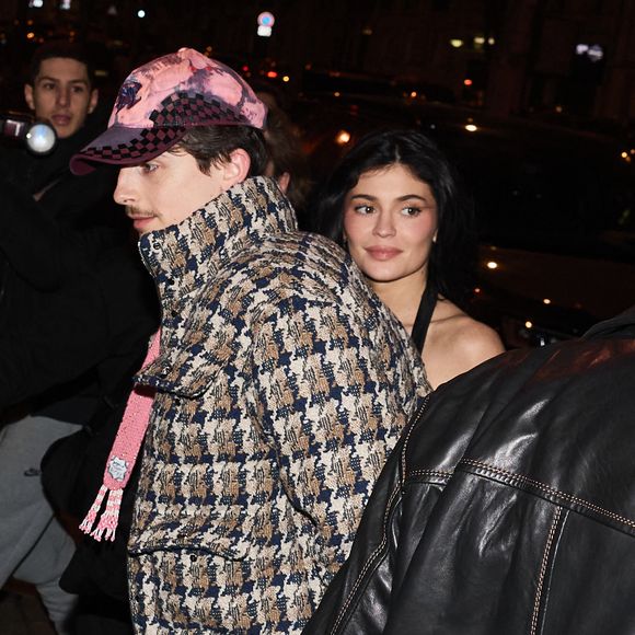 Et tous les deux étaient très bien accompagnés. 

Timothée Chalamet et Kylie Jenner de retour à l'hotel Royal Monceau après avoir diné au Bar des Prés Montaigne après l'avant-première du film "Un parfait inconnu" à Paris le 16 janvier 2025. © Cyril Moreau / Bestimage