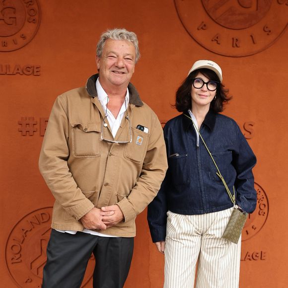 Zabou Breitman au photocall du village lors des Internationaux de France de Tennis de Roland Garros 2026, à Paris, France, le 6 juin 2026. © Jacovides-Moreau/Bestimage