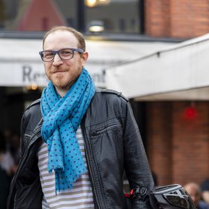 Exclusif - Marius Colucci - La ville de Montrouge rend hommage à Coluche lors de l'inauguration d'une plaque à l'adresse ou il a grandi, au 5 avenue Emile Boutroux juste derrière la place Emile Cresp, Montrouge le 19 juin 2019.  La sculpture de sa salopette qui a été inaugurée en 2011 fait peau neuve puisque son sculpteur l’a rénové. © Pierre Perusseau/Bestimage