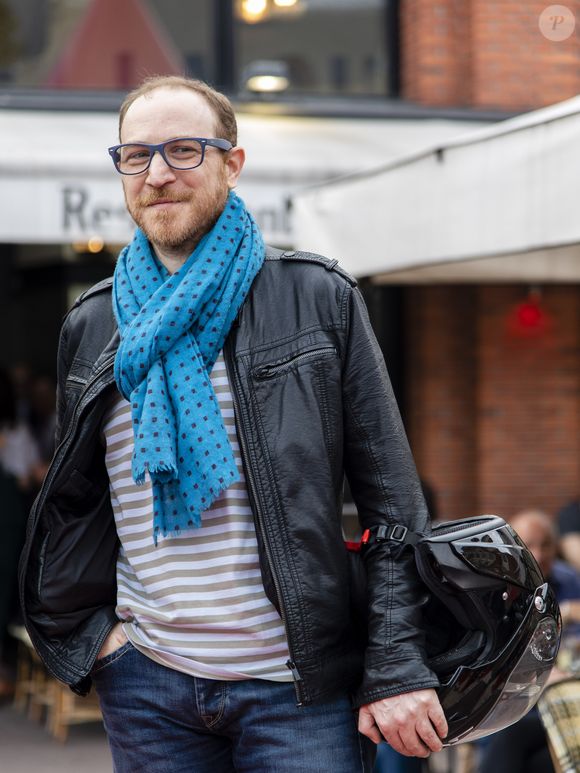 Exclusif - Marius Colucci - La ville de Montrouge rend hommage à Coluche lors de l'inauguration d'une plaque à l'adresse ou il a grandi, au 5 avenue Emile Boutroux juste derrière la place Emile Cresp, Montrouge le 19 juin 2019.  La sculpture de sa salopette qui a été inaugurée en 2011 fait peau neuve puisque son sculpteur l’a rénové. © Pierre Perusseau/Bestimage