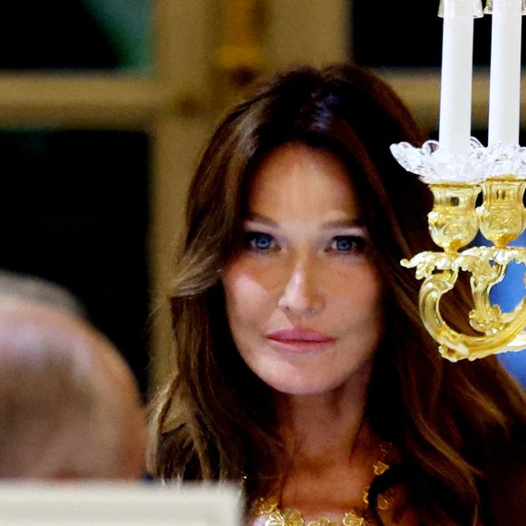 Carla Bruni Sarkozy lors du dîner d’État en l’honneur du président brésilien et de sa femme au palais présidentiel de l’Élysée à Paris, France, le 5 juin 2025. 

© Dominique Jacovides / Bestimage