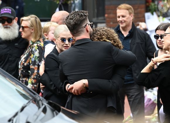 La famille d'Ozzy Osbourne à ses obsèques célébrées à Birmingham le 30 juillet 2025. © Backgrid UK/ Bestimage