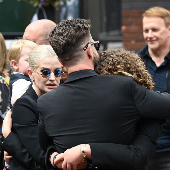 La famille d'Ozzy Osbourne à ses obsèques célébrées à Birmingham le 30 juillet 2025. © Backgrid UK/ Bestimage
