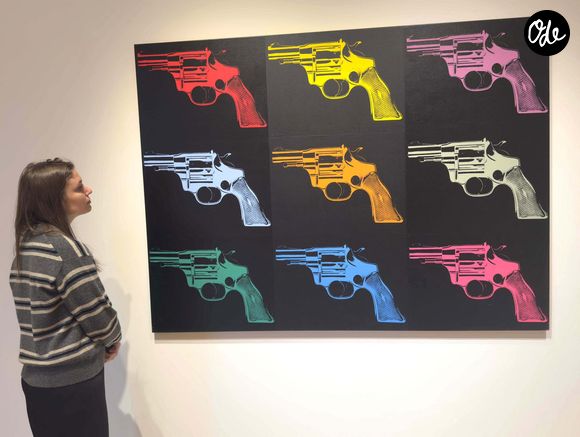 Le centre d'art accueille une rétrospective majeure et grand public dédiée à l'icône américaine Andy Warhol.

Une femme regarde Guns de l'artiste Andy Warhol, 1982, lors de l'avant-première de presse pour les ventes aux enchères d'art moderne et contemporain de Sotheby's New York. 

© Nancy Kaszerman/ZUMA Press Wire / Bestimage