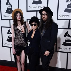 Sean Lennon, sa compagne Charlotte Kemp Muhl, et sa mere Yoko Ono - 56eme ceremonie des Grammy Awards a Los Angeles, le 26 janvier 2014. Agence / Bestimage