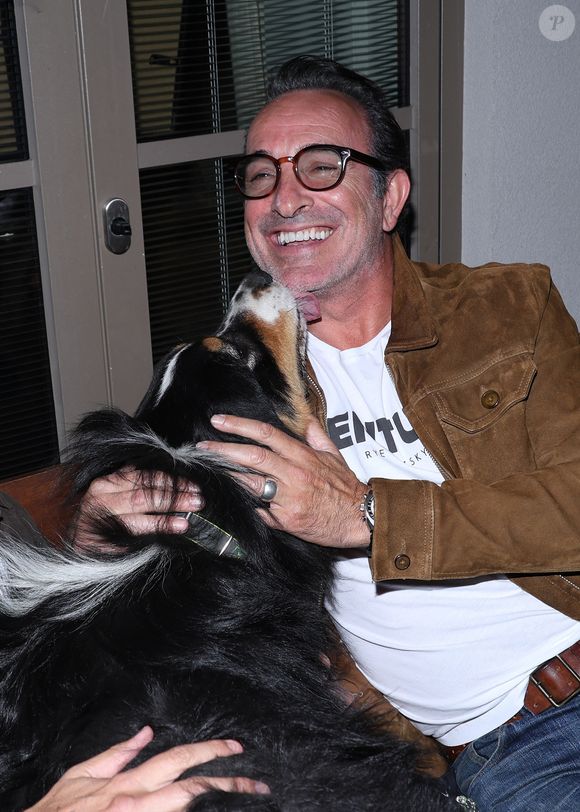 Jean Dujardin - Vernissage de l'exposition photos et du livre "La Boxe fait son cinéma" à l’hôtel Brach à Paris le 23 Septembre 2025. Ces clichés rendent hommage à plus de cinquante acteurs immortalisés dans des scènes où le noble art rencontre le 7ème art. © Denis Guignebourg/Bestimage