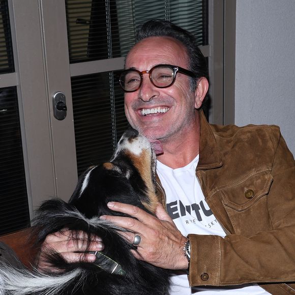 Jean Dujardin - Vernissage de l'exposition photos et du livre "La Boxe fait son cinéma" à l’hôtel Brach à Paris le 23 Septembre 2025. Ces clichés rendent hommage à plus de cinquante acteurs immortalisés dans des scènes où le noble art rencontre le 7ème art. © Denis Guignebourg/Bestimage