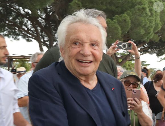 Ce vendredi 29 mai 2026, c’est auprès de sa femme, mais aussi de son fils Romain et de son petit-fils Marius, que le célèbre chanteur était présent à Bormes-les-Mimosas, dans le Var...

Michel Sardou - Michel Sardou rend hommage à son père en famille lors du premier trophée de pétanque "Fernand Sardou" à Bormes-les-Mimosas le 29 mai 2026. Le célèbre chanteur est venu en famille avec sa femme, son fils Romain avec son fils de deux ans et demi et de sa compagne enceinte de son deuxième enfant.

© Franz Chavaroche/Bestimage