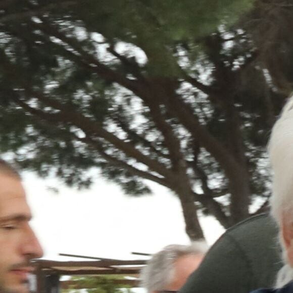 Ce vendredi 29 mai 2026, c’est auprès de sa femme, mais aussi de son fils Romain et de son petit-fils Marius, que le célèbre chanteur était présent à Bormes-les-Mimosas, dans le Var...

Michel Sardou - Michel Sardou rend hommage à son père en famille lors du premier trophée de pétanque "Fernand Sardou" à Bormes-les-Mimosas le 29 mai 2026. Le célèbre chanteur est venu en famille avec sa femme, son fils Romain avec son fils de deux ans et demi et de sa compagne enceinte de son deuxième enfant.

© Franz Chavaroche/Bestimage