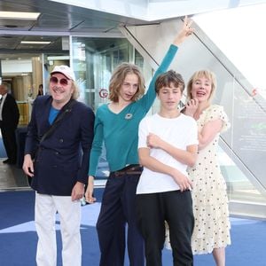 Et à l'occasion du défilé Jean Paul Gaultier Haute Couture, un invité très spécial a attiré tous les flashs des photographes : Billy Blanchard.

Philippe Katerine, Julie Depardieu et leurs enfants Billy et Alfred  - Photocall de 'Les derniers jours de Charles Baudelaire' lors de la 65eme édition du Festival TV De Monte Carlo le 14 Juin 2026

 © Denis Guignebourg /Bestimage