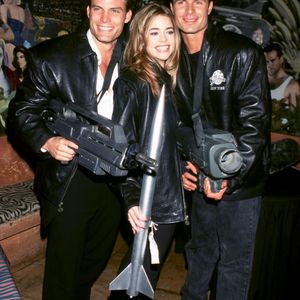 Au cinéma, Patrick Muldoon avait brillé aux côtés de Paul Verhoeven dans le film culte "Starship Troopers" (1997), où il incarnait le pilote Zander Barcalow.

Casper Van Dien, Patrick Muldoon, Denise Richards à la soirée de promotion du film "Starship Troopers". 

©BestImage