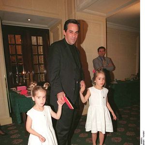 Thierry Ardisson et ses filles Manon Ninon au défilé Christian Lacroix collection haute-couture 1996/1997