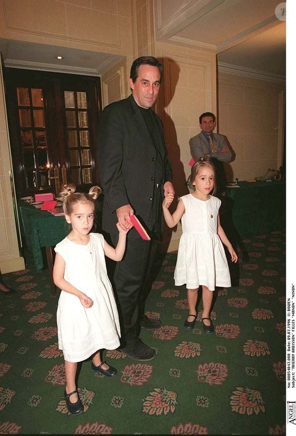 Thierry Ardisson et ses filles Manon Ninon au défilé Christian Lacroix collection haute-couture 1996/1997