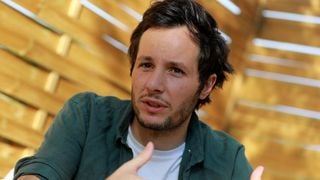 Un projet en famille ! Vianney porté par son fils Edgar (3 ans et demi), le chanteur dévoile en images où il en est dans sa fameuse construction retirée de tout