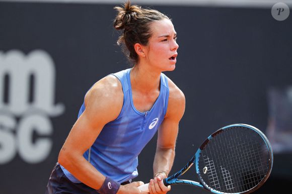 Lois Boisson remporte le tournoi de tennis Open d'Hambourg 2025 face à Anna Bondar (7/5 - 6/3).