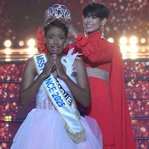 Mais cette fois-ci, c'est la bonne ! La jeune femme a été élue devant Miss Nord-Pas-de-Calais, première dauphine et Miss Corse, seconde dauphine

Miss France 2025, sur TF1    Crédits : Pierre Billard/Sipa press via Bestimage