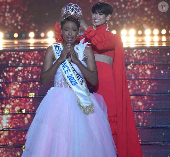 Mais cette fois-ci, c'est la bonne ! La jeune femme a été élue devant Miss Nord-Pas-de-Calais, première dauphine et Miss Corse, seconde dauphine

Miss France 2025, sur TF1    Crédits : Pierre Billard/Sipa press via Bestimage