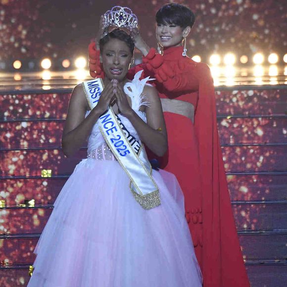 Mais cette fois-ci, c'est la bonne ! La jeune femme a été élue devant Miss Nord-Pas-de-Calais, première dauphine et Miss Corse, seconde dauphine

Miss France 2025, sur TF1    Crédits : Pierre Billard/Sipa press via Bestimage