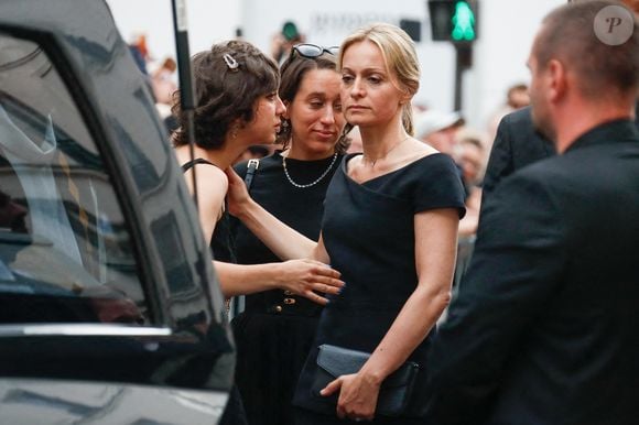 Manon Ardisson, Ninon Ardisson, Audrey Crespo-Mara - Sorties des obsèques de Thierry Ardisson en l’église Saint-Roch de Paris, France, le 17 juillet 2025. © Clovis-Jacovides/Bestimage