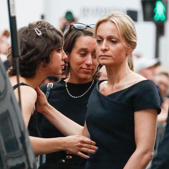 Manon Ardisson, Ninon Ardisson, Audrey Crespo-Mara - Sorties des obsèques de Thierry Ardisson en l’église Saint-Roch de Paris, France, le 17 juillet 2025. © Clovis-Jacovides/Bestimage